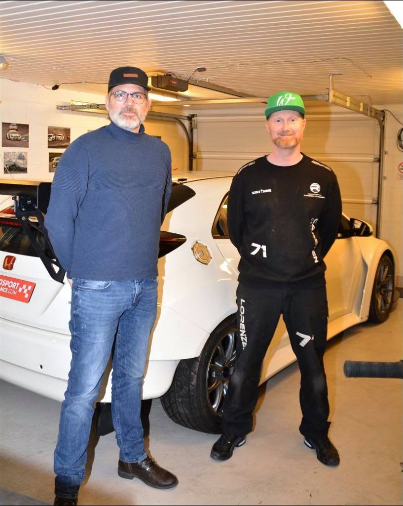 Carsten Lorenzen sammen med Mikkel Ro Larsen fra INNOCON.
(Foto: MICCAR RACING)